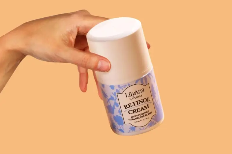 Dłoń trzymająca krem z retinolem LilyAna Naturals.